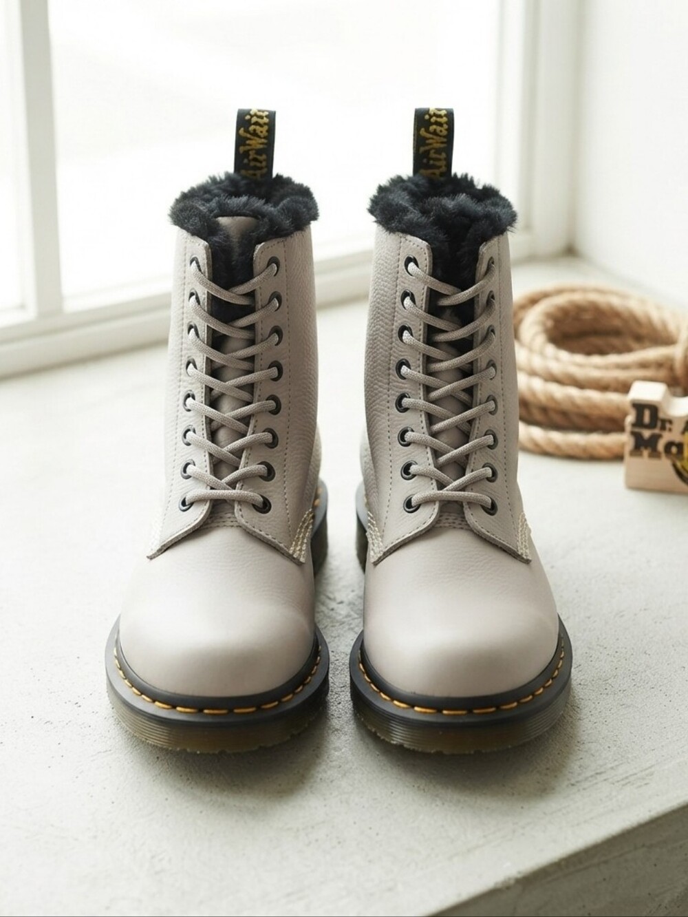 Dr. Martens 1460 serena faux fur lined  lace up boots size 8 womens